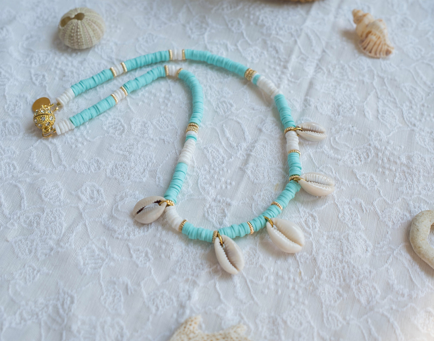 Collier en perles heishi turquoise et pendentifs cauris