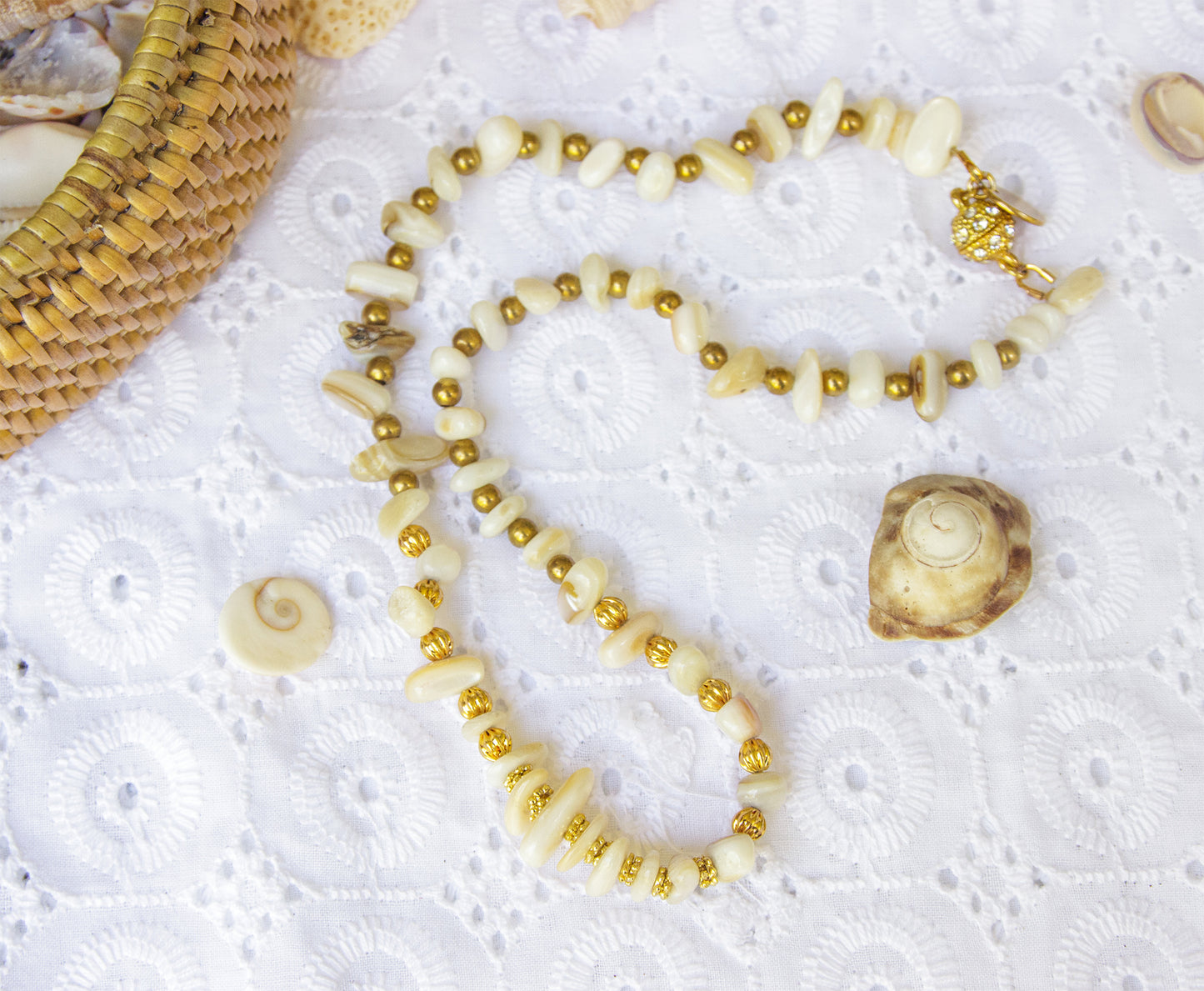 Collier ras de cou en chips de perles de nacre - caurisandco
