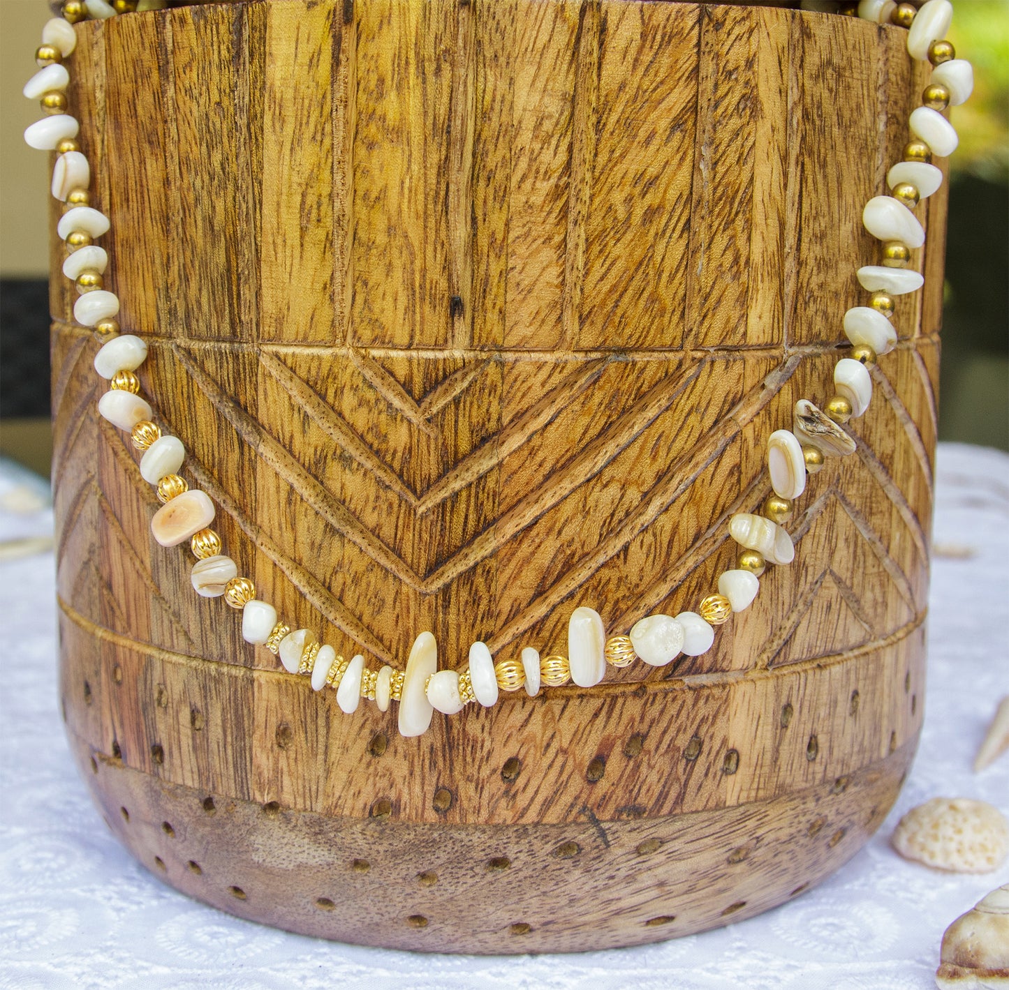 Collier ras de cou en chips de perles de nacre - caurisandco