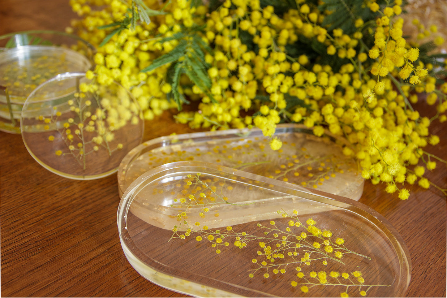 Coupelle vide poche en résine avec inclusion mimosa - caurisandco