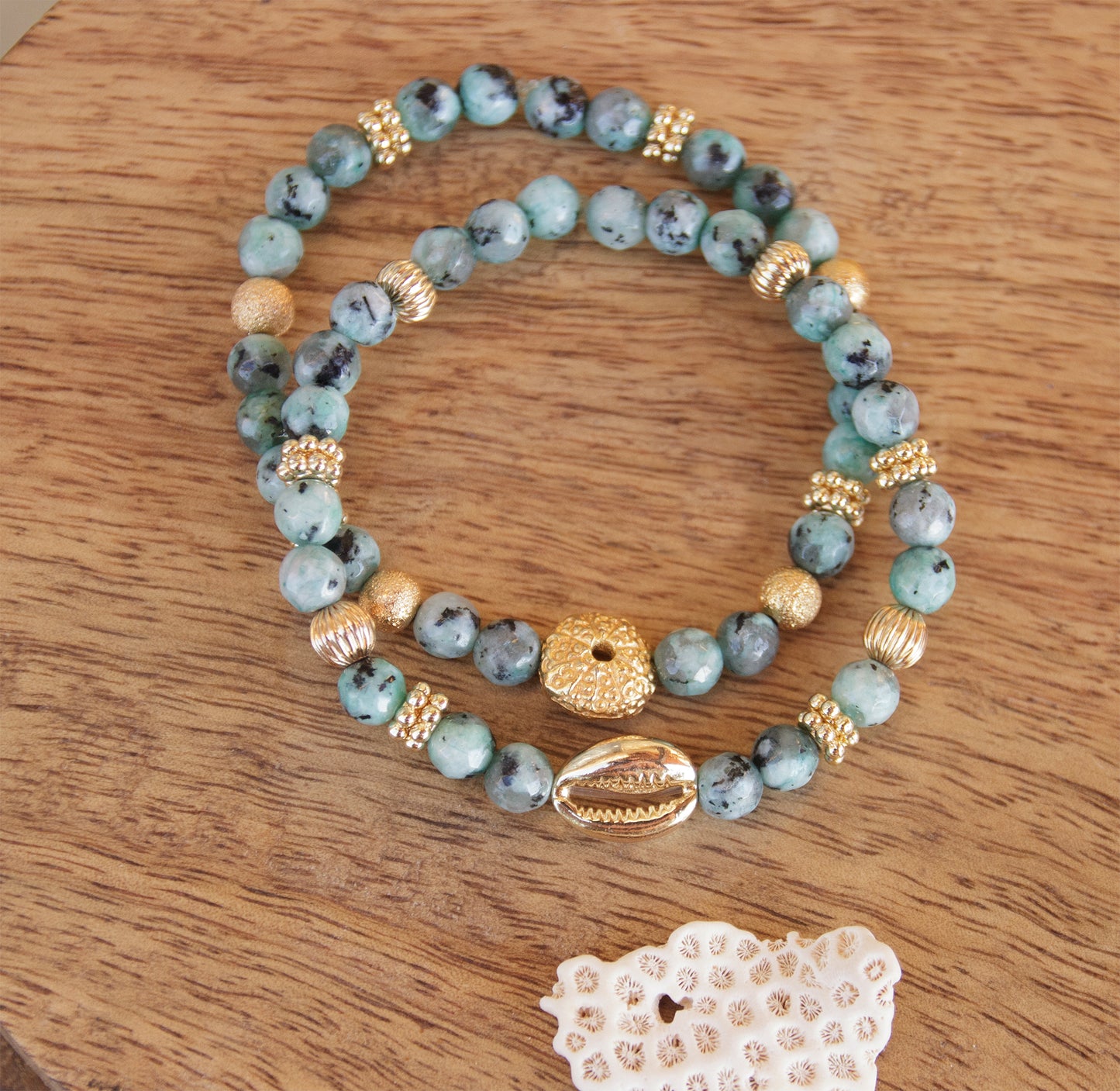 bracelet oursin doré et perle en verre imitation turquoise d'Afrique