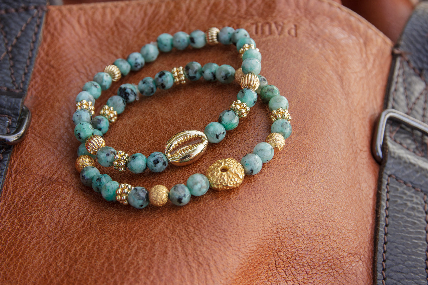 bracelet oursin doré et perle en verre imitation turquoise d'Afrique