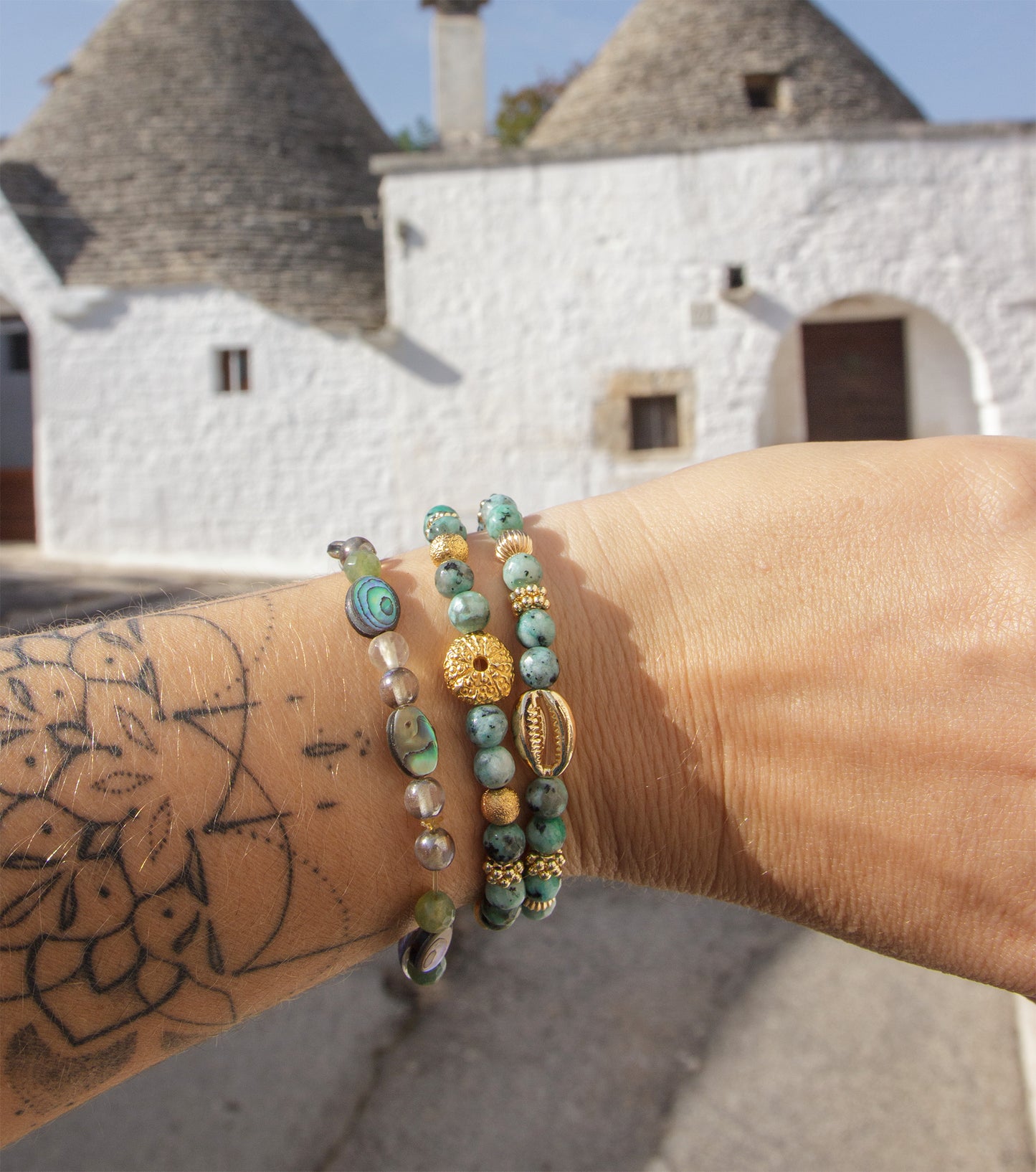 bracelet oursin doré et perle en verre imitation turquoise d'Afrique