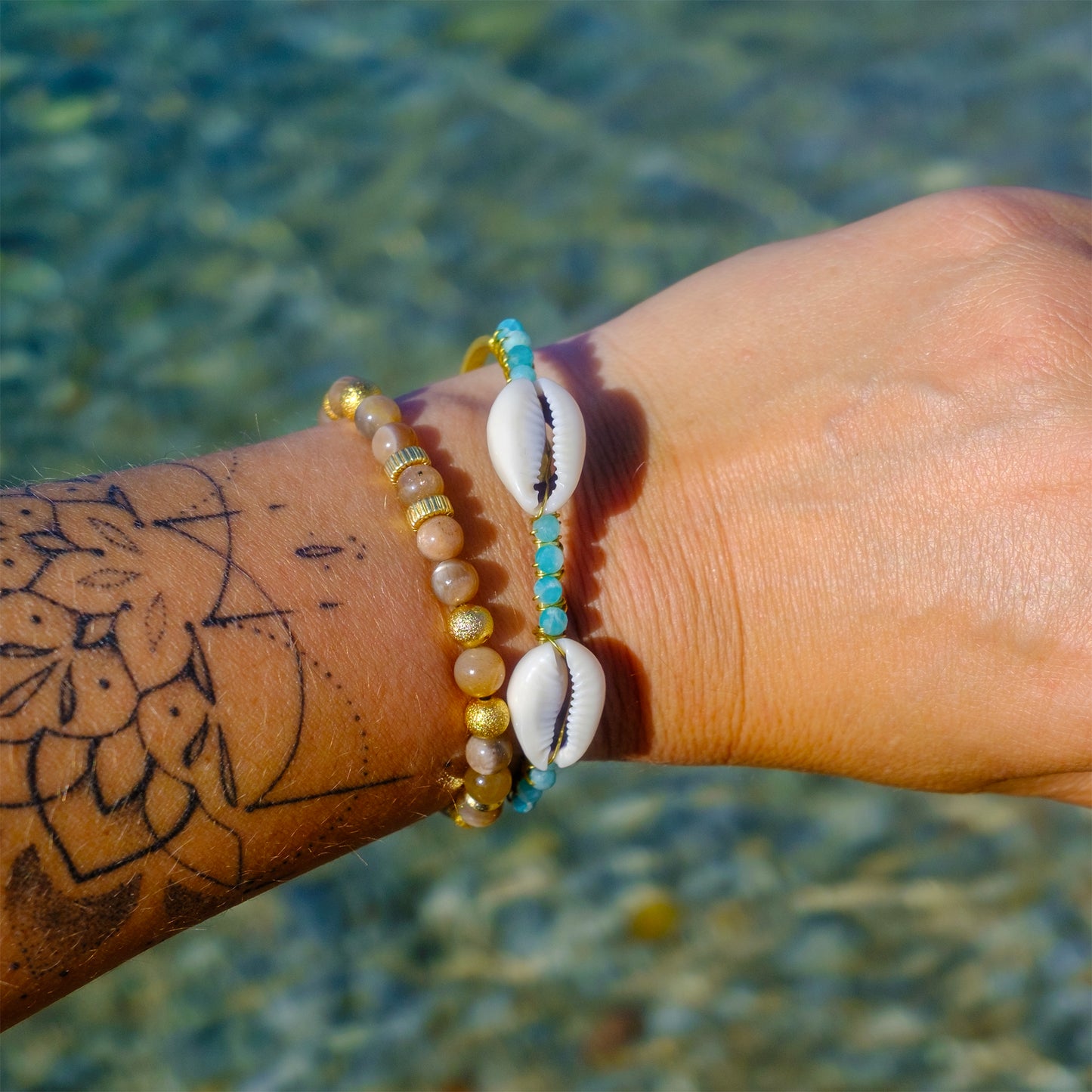 Jonc en laiton brut cauris et perles amazonite 4 mm - caurisandco
