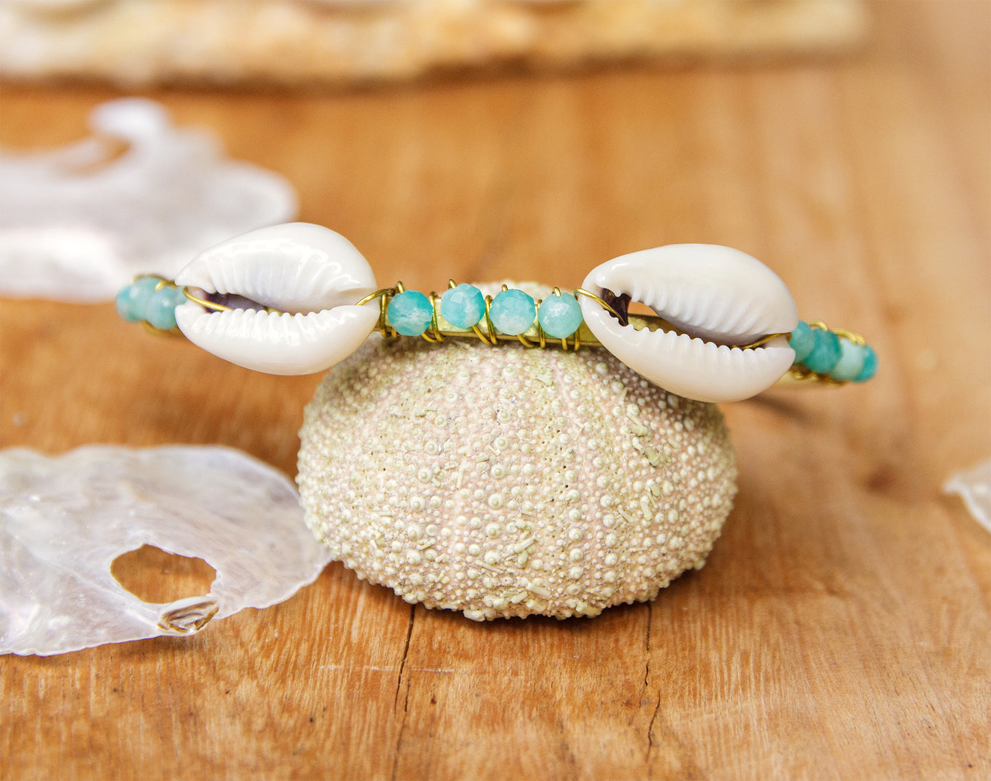 Jonc en laiton brut cauris et perles amazonite 4 mm - caurisandco