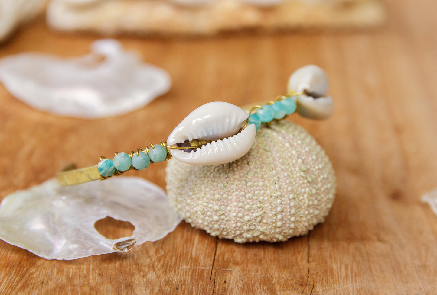 Jonc en laiton brut cauris et perles amazonite 4 mm - caurisandco