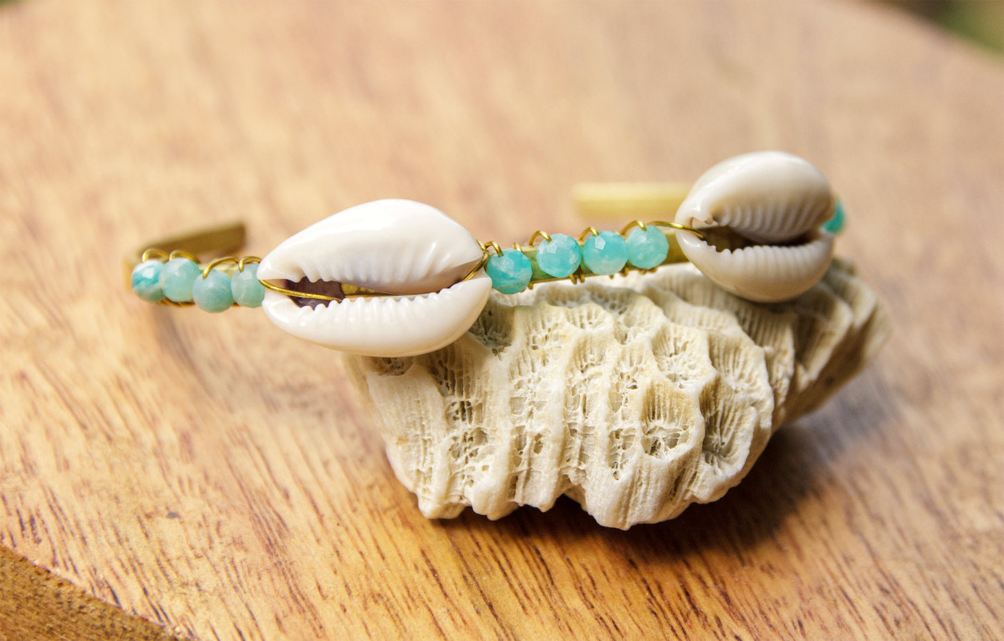 Jonc en laiton brut cauris et perles amazonite 4 mm - caurisandco
