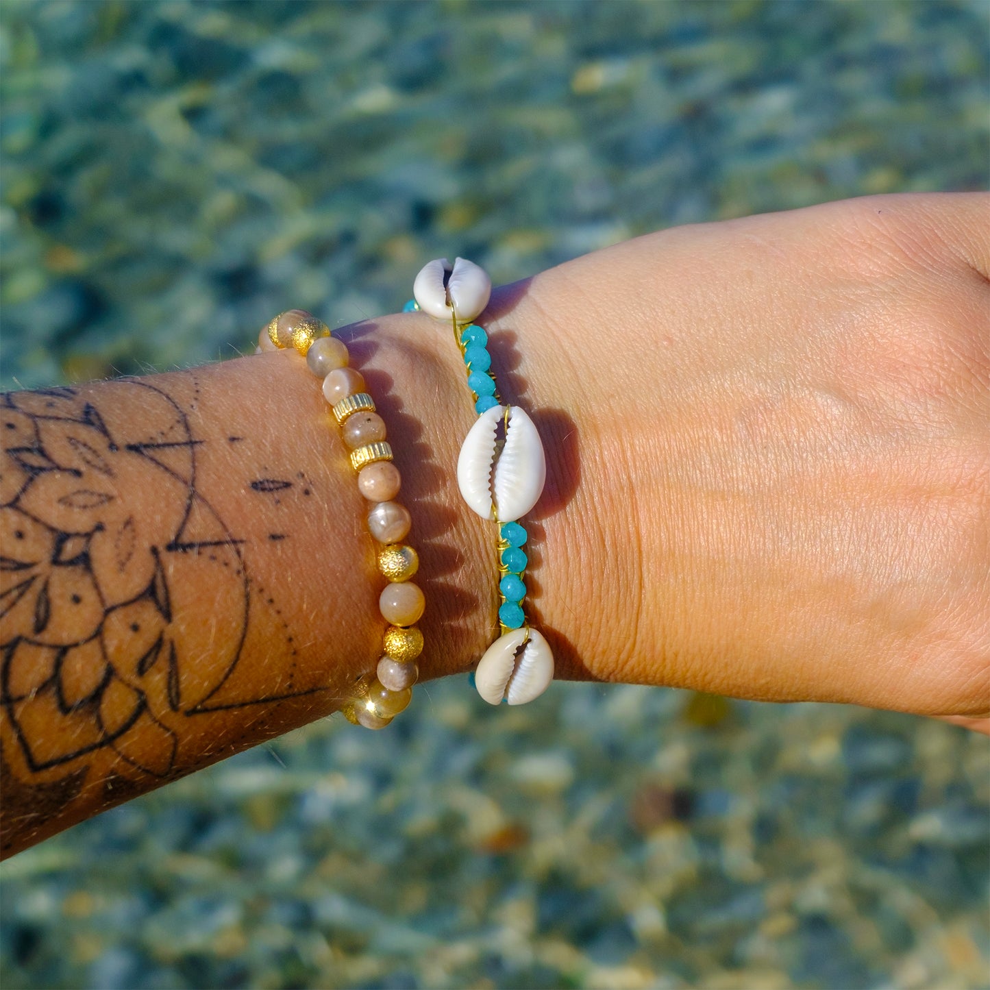 Jonc en laiton brut cauris et perle en verre turquoise 4 mm - caurisandco