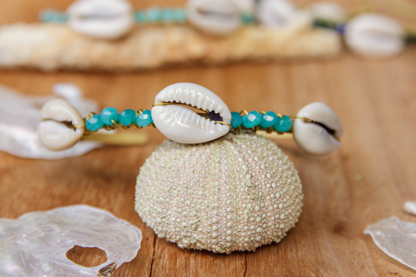 Jonc en laiton brut cauris et perle en verre turquoise 4 mm - caurisandco