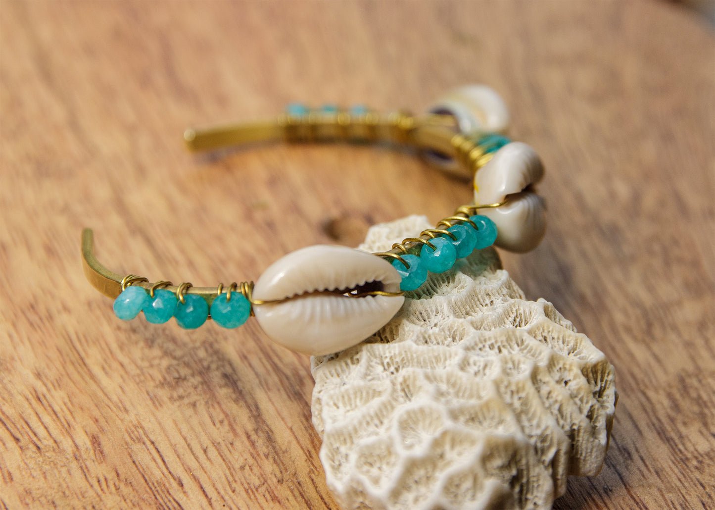 Jonc en laiton brut cauris et perle en verre turquoise 4 mm - caurisandco