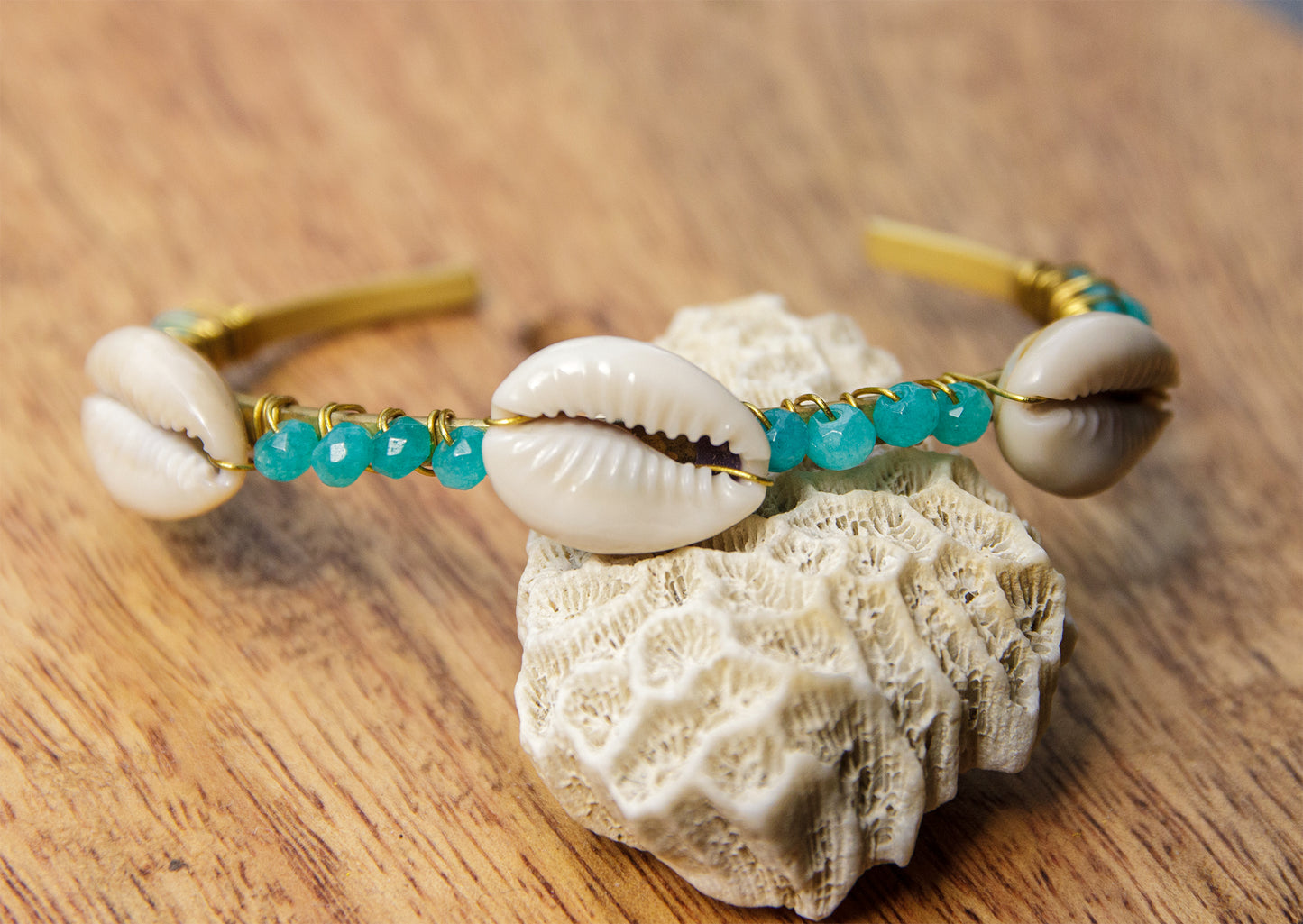 Jonc en laiton brut cauris et perle en verre turquoise 4 mm - caurisandco