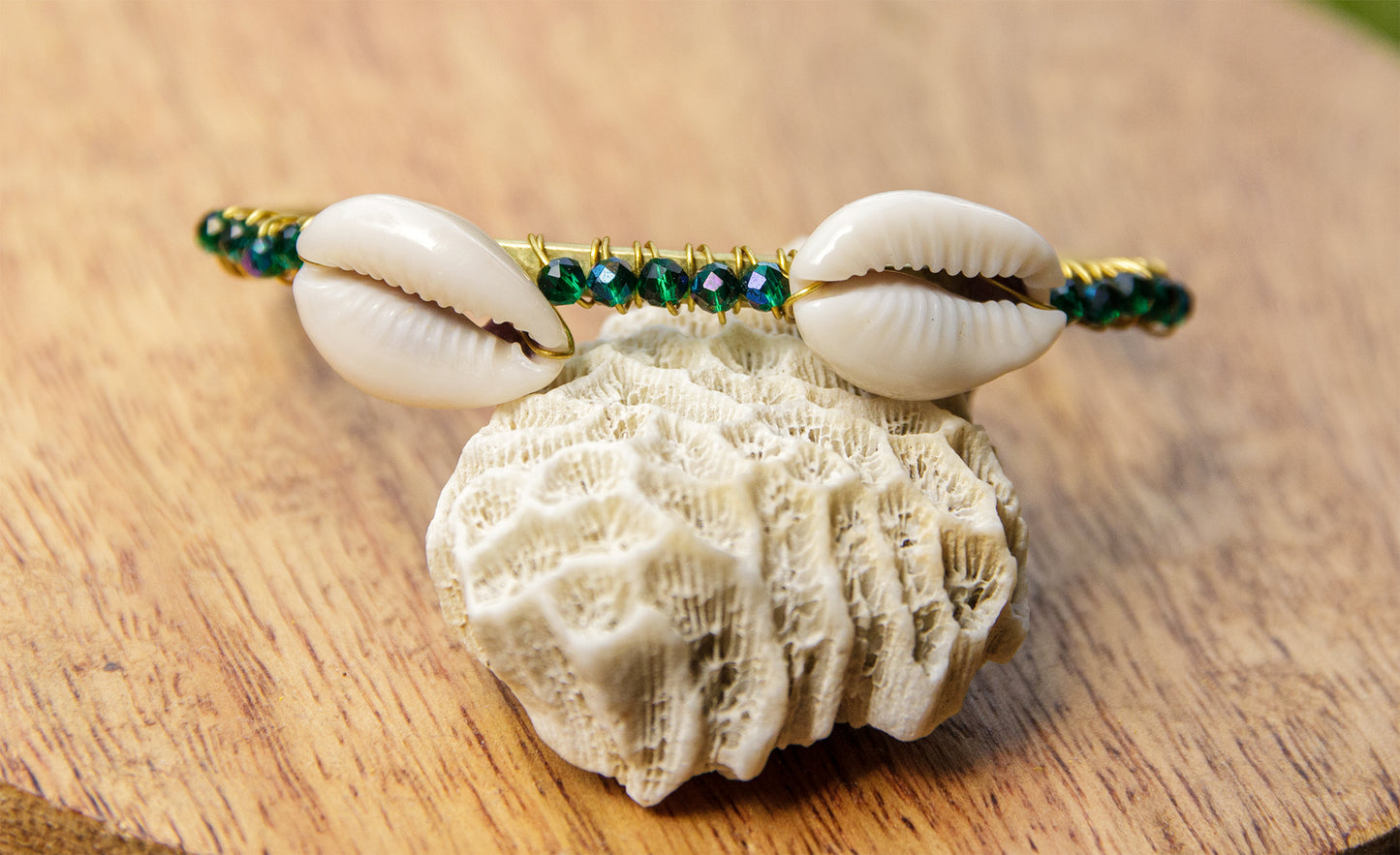 Jonc en laiton brut cauris et perle en verre verte 4 mm - caurisandco