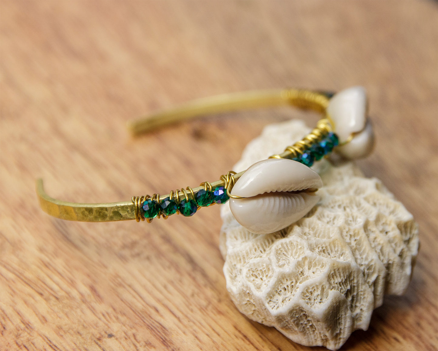 Jonc en laiton brut cauris et perle en verre verte 4 mm - caurisandco