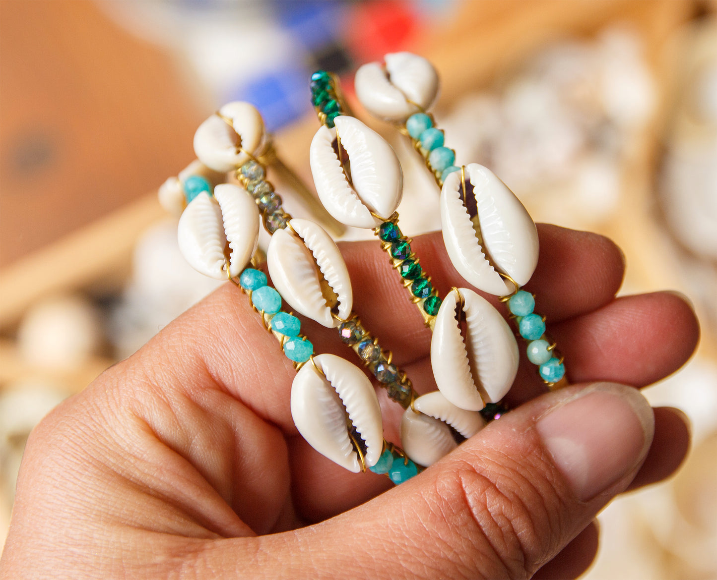 Jonc en laiton brut cauris et perle en verre turquoise 4 mm - caurisandco