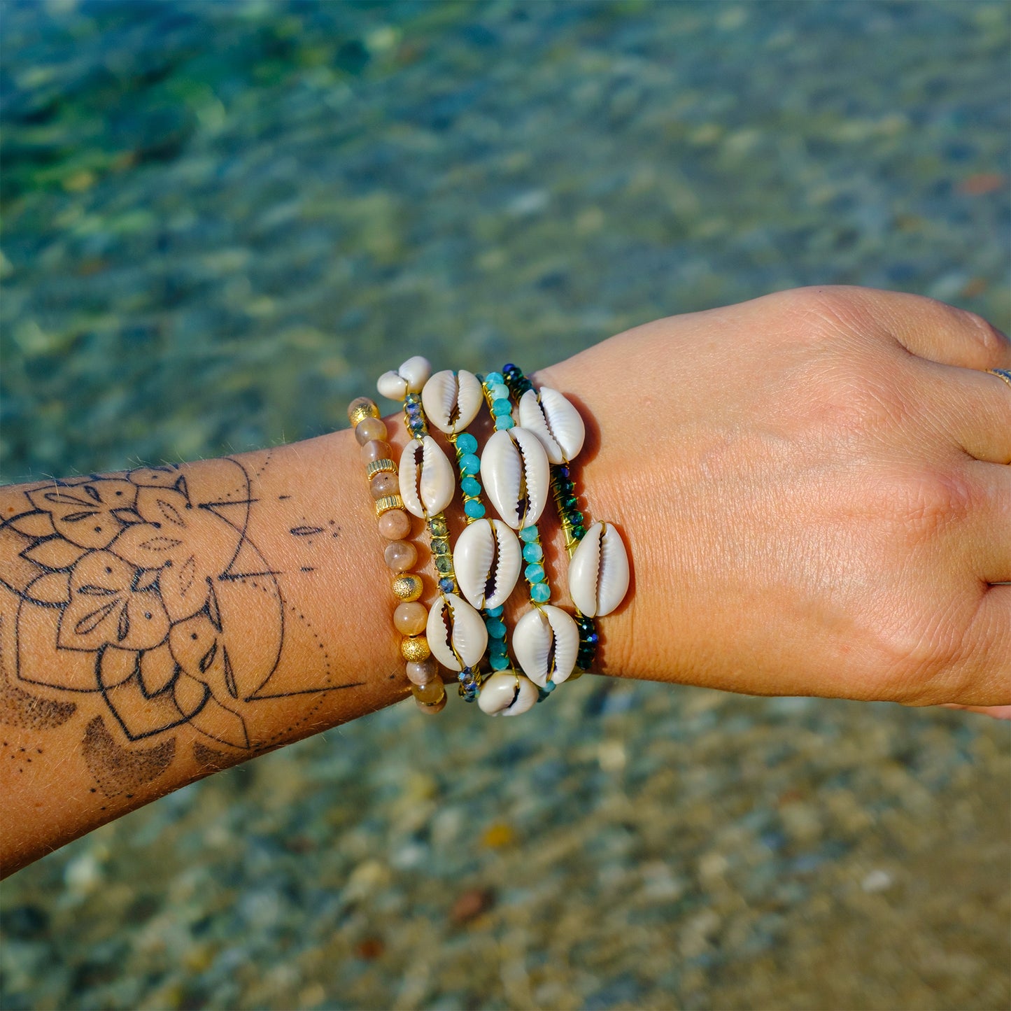 Jonc en laiton brut cauris et perle en verre turquoise 4 mm - caurisandco