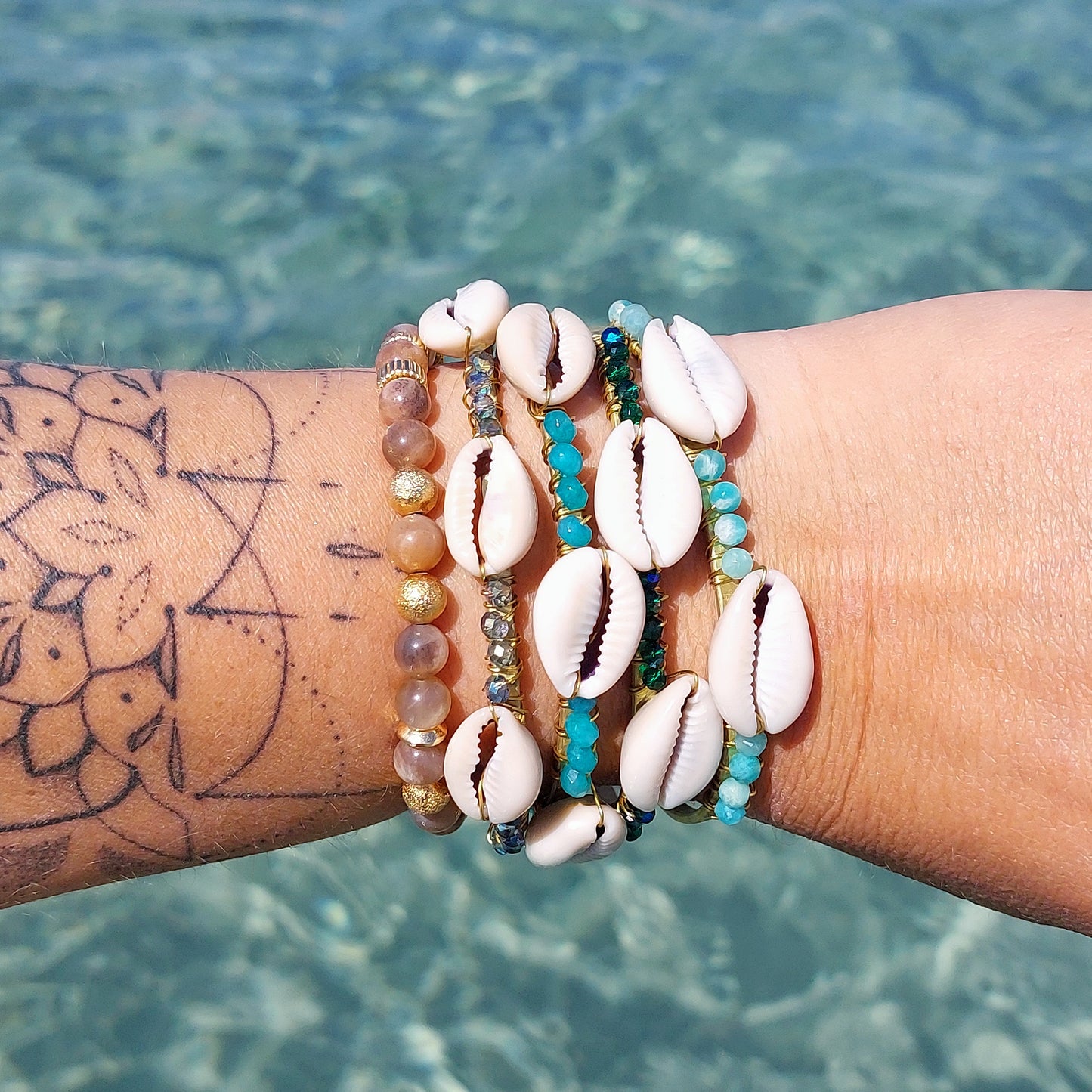Jonc en laiton brut cauris et perle en verre turquoise 4 mm - caurisandco