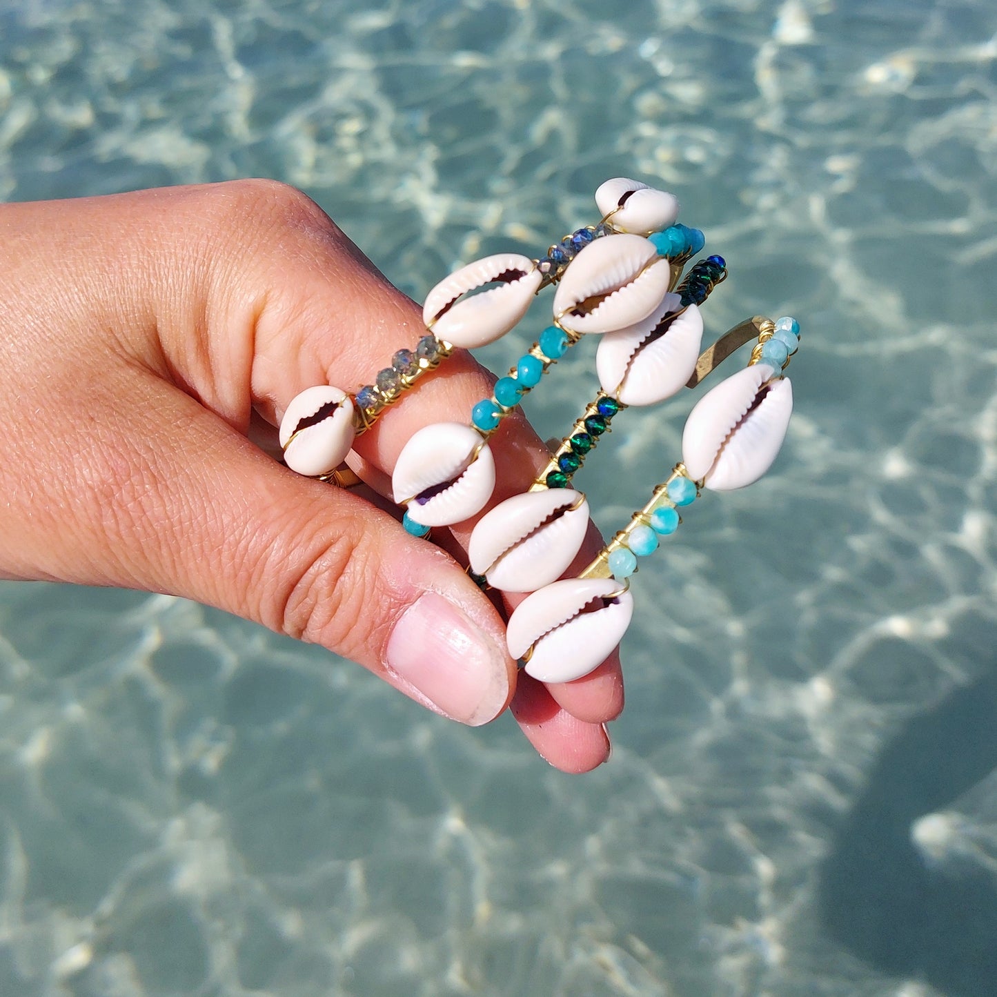Jonc en laiton brut cauris et perles amazonite 4 mm - caurisandco
