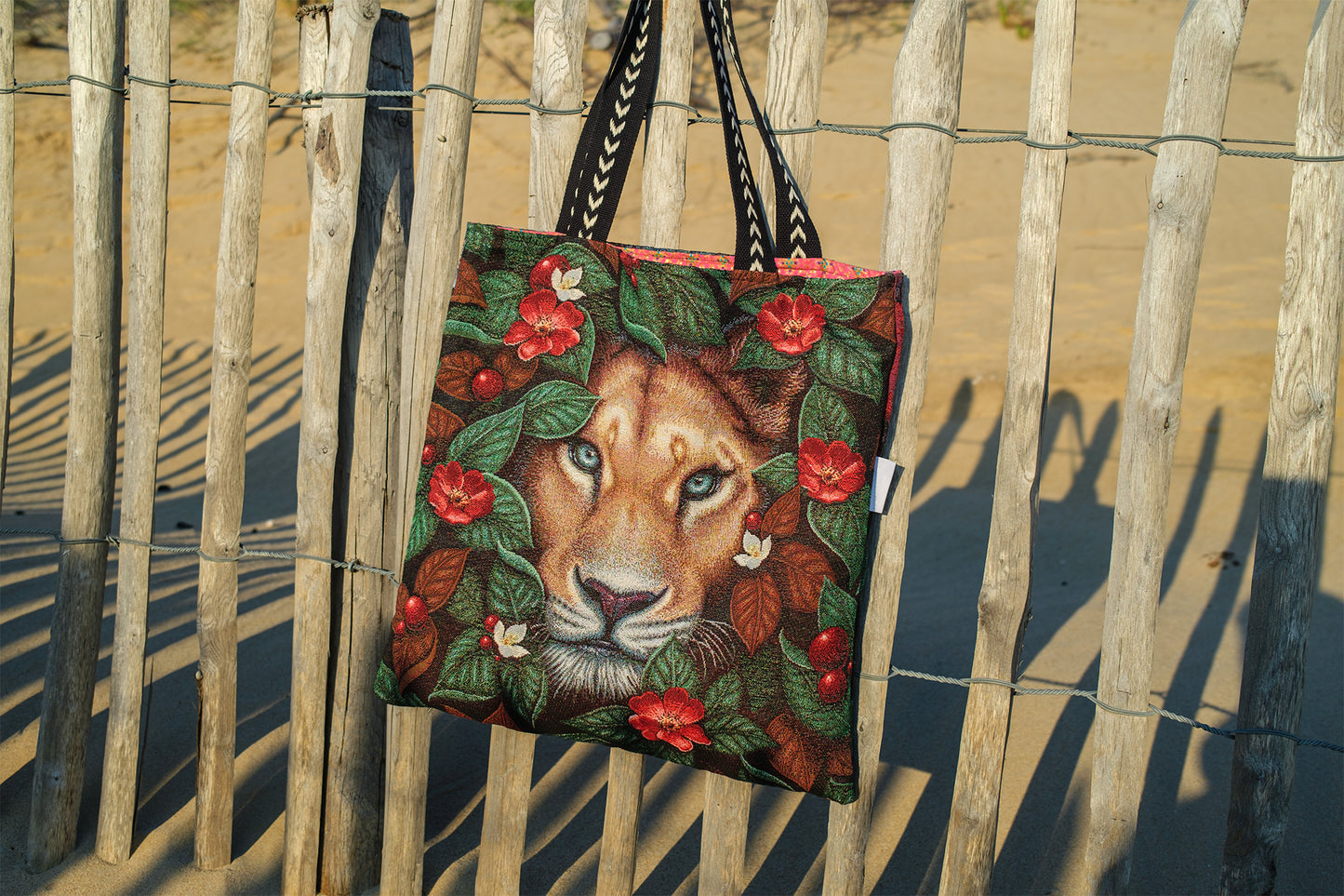 Sac tote bag lionne et visage feminin PIECE UNIQUE 47cm47cm - caurisandco