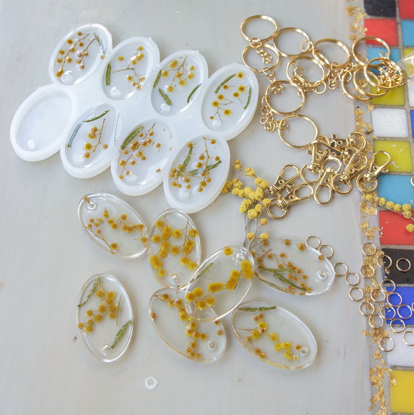 porte clé en résine avec inclusion de mimosa