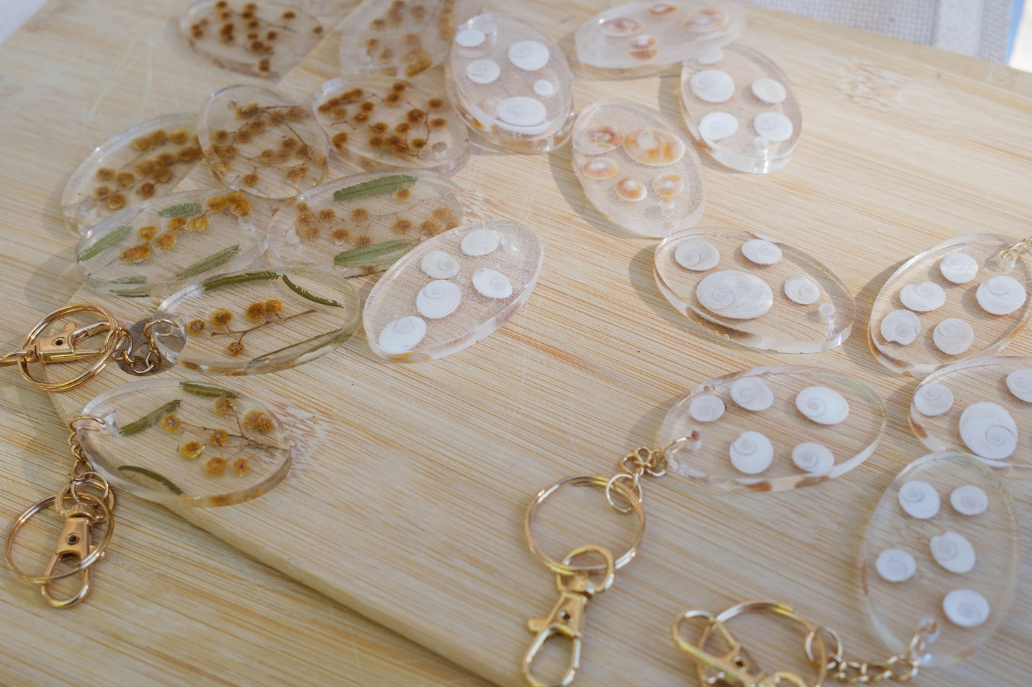 porte clé en résine avec inclusion d'oeil de Ste Lucie /oeil de Shiva - caurisandco