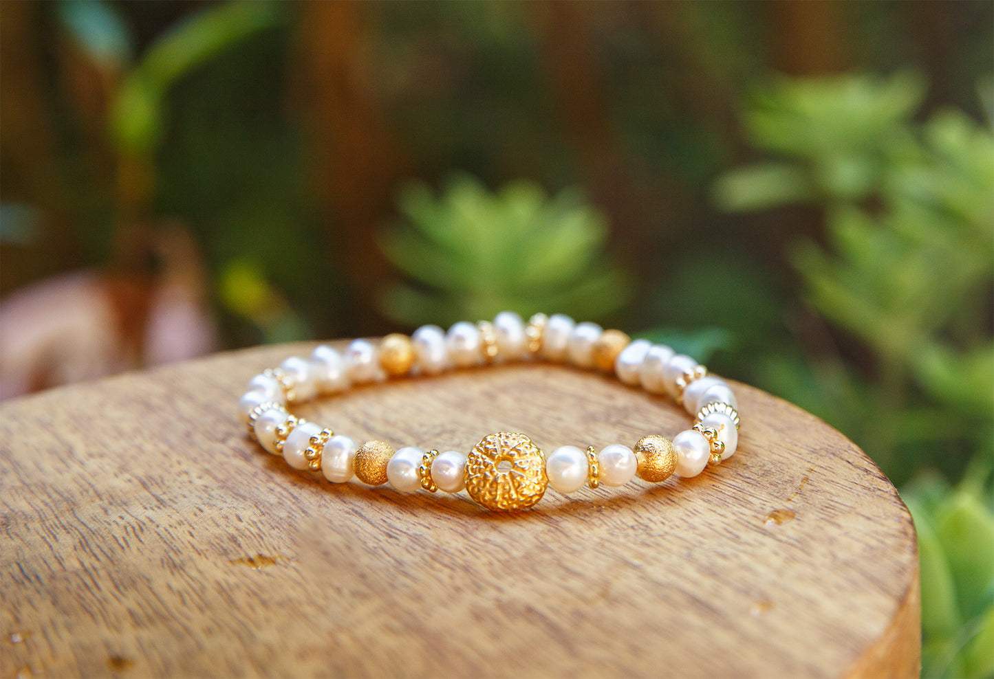 Bracelet femme nacre (6mm non calibré) et oursin en laiton doré