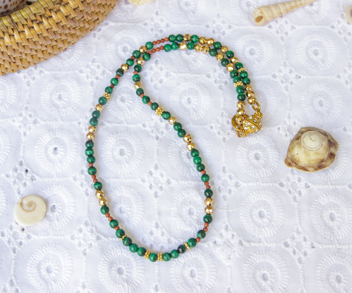 Collier ras de cou en perles de malachite, hematite et sunstone - caurisandco