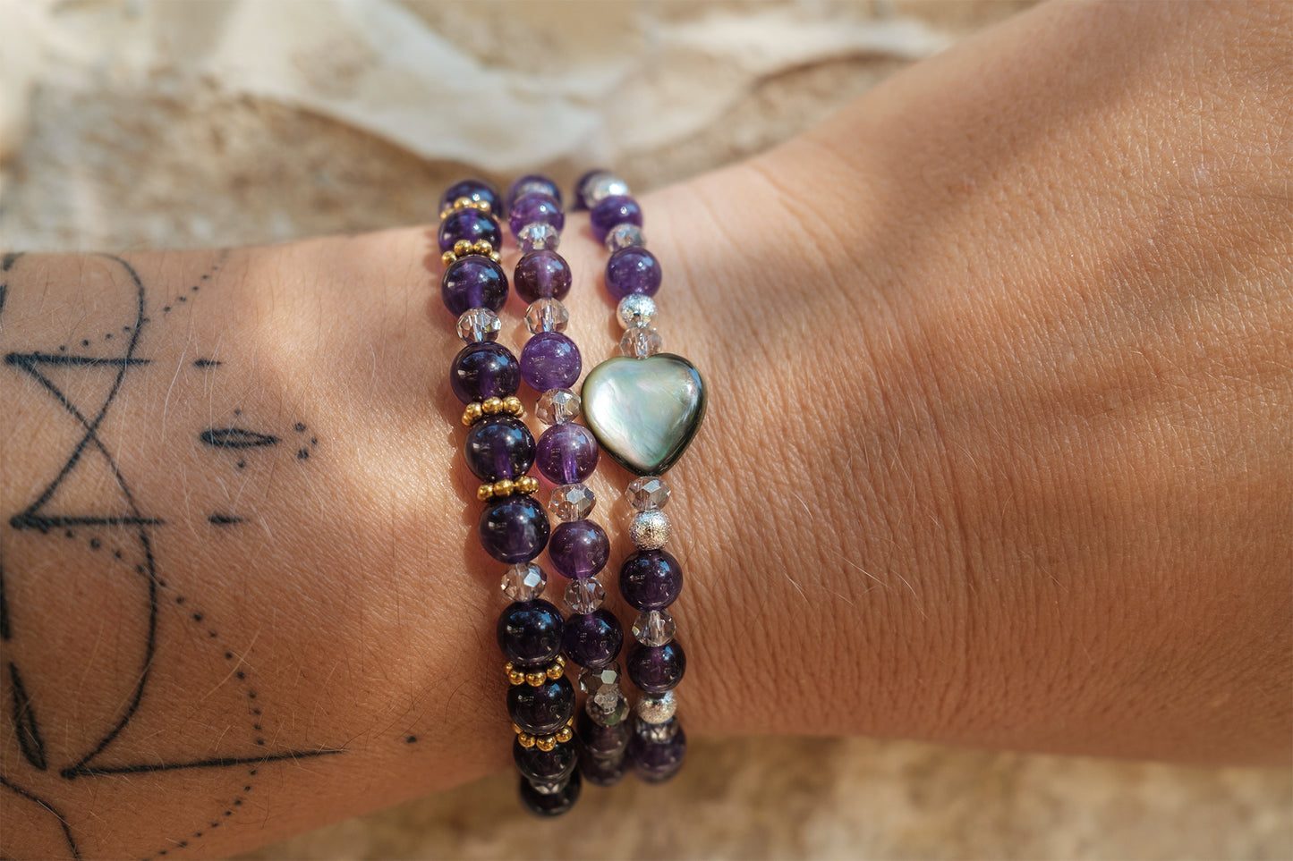 bracelet femme amethyste et laiton doré et perle en verre - caurisandco
