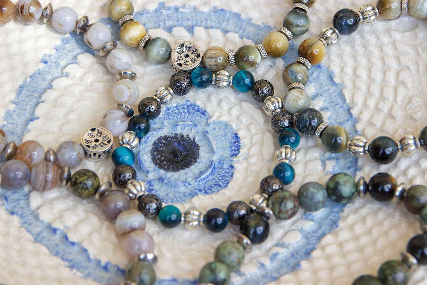 bracelet homme perles de lave oeil de tigre bleu 8 mm - caurisandco