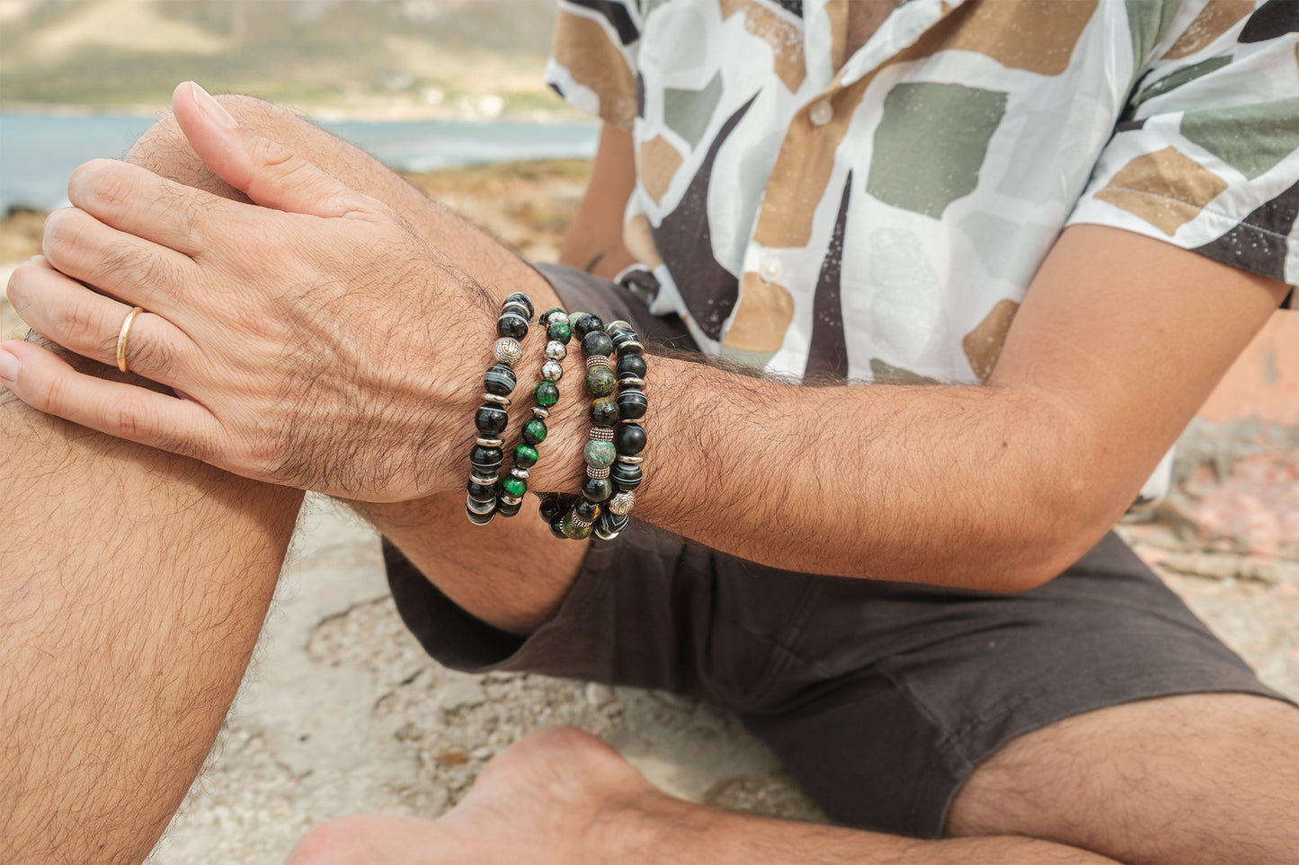 Bracelet perles oeil de tigre teintée verte et hematite argenté 8 mm - caurisandco