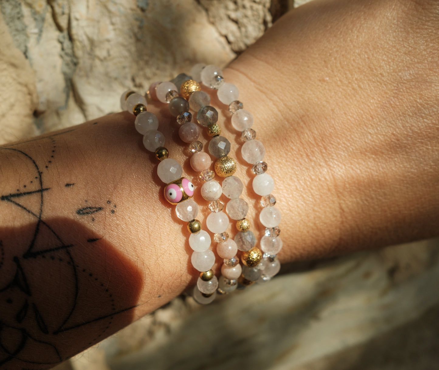 Bracelet femme quartz rose et perle en verre facettée 6mm - caurisandco