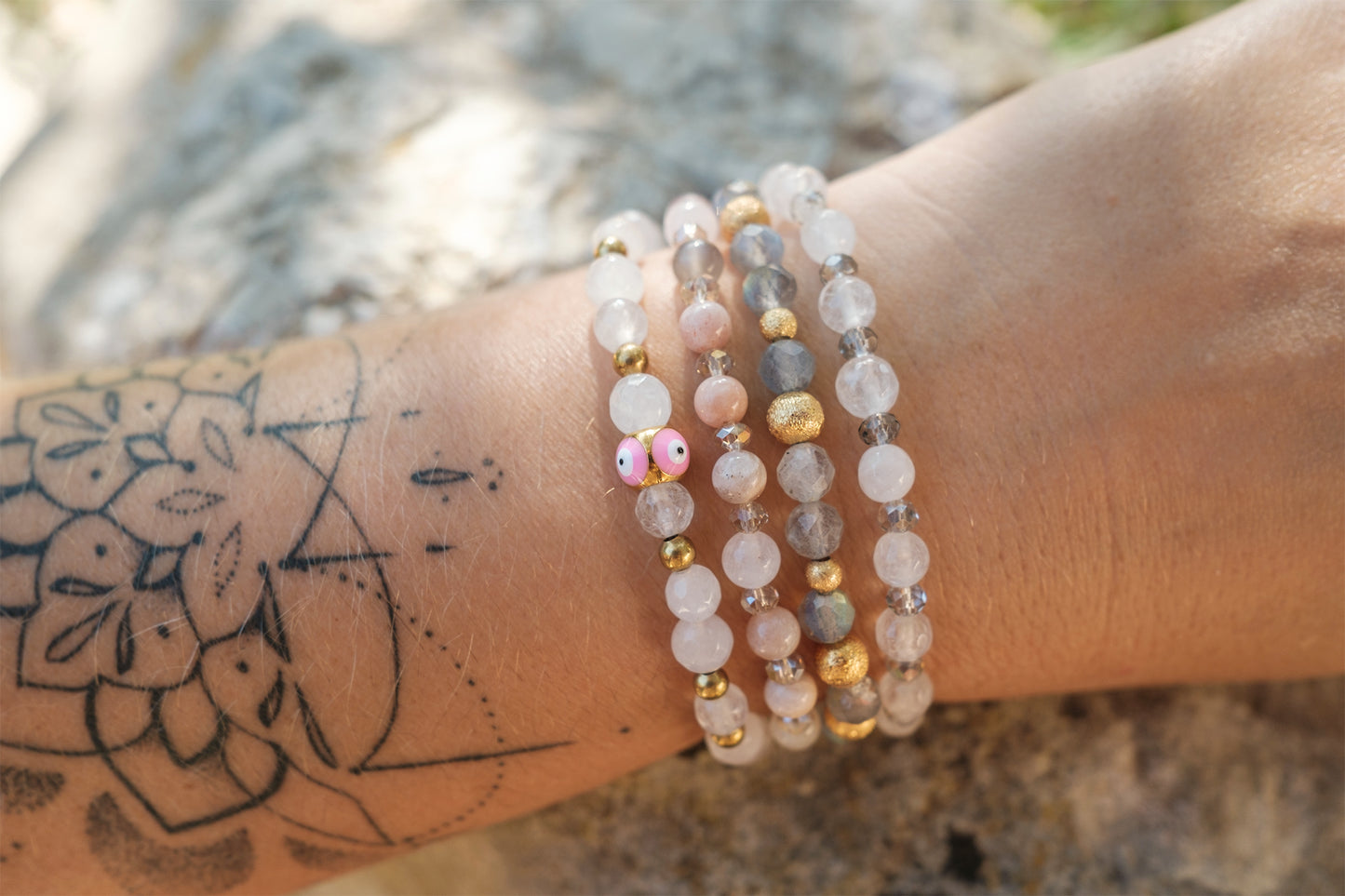 Bracelet femme quartz rose et perle en verre facettée 6mm - caurisandco