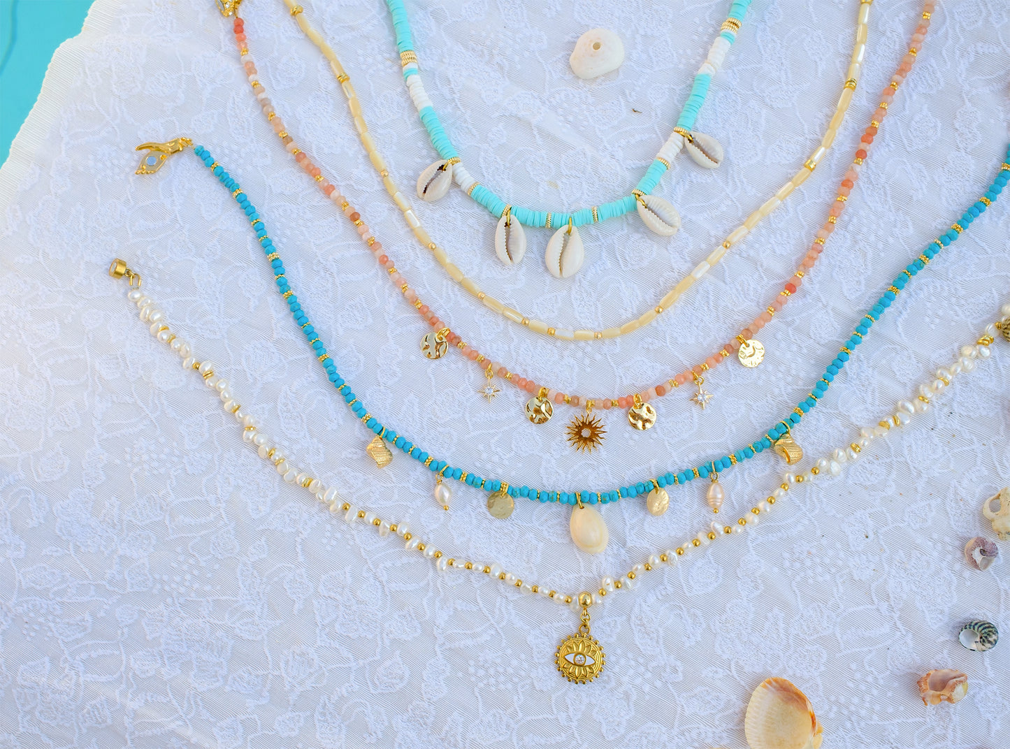 Collier en perles heishi turquoise et pendentifs cauris