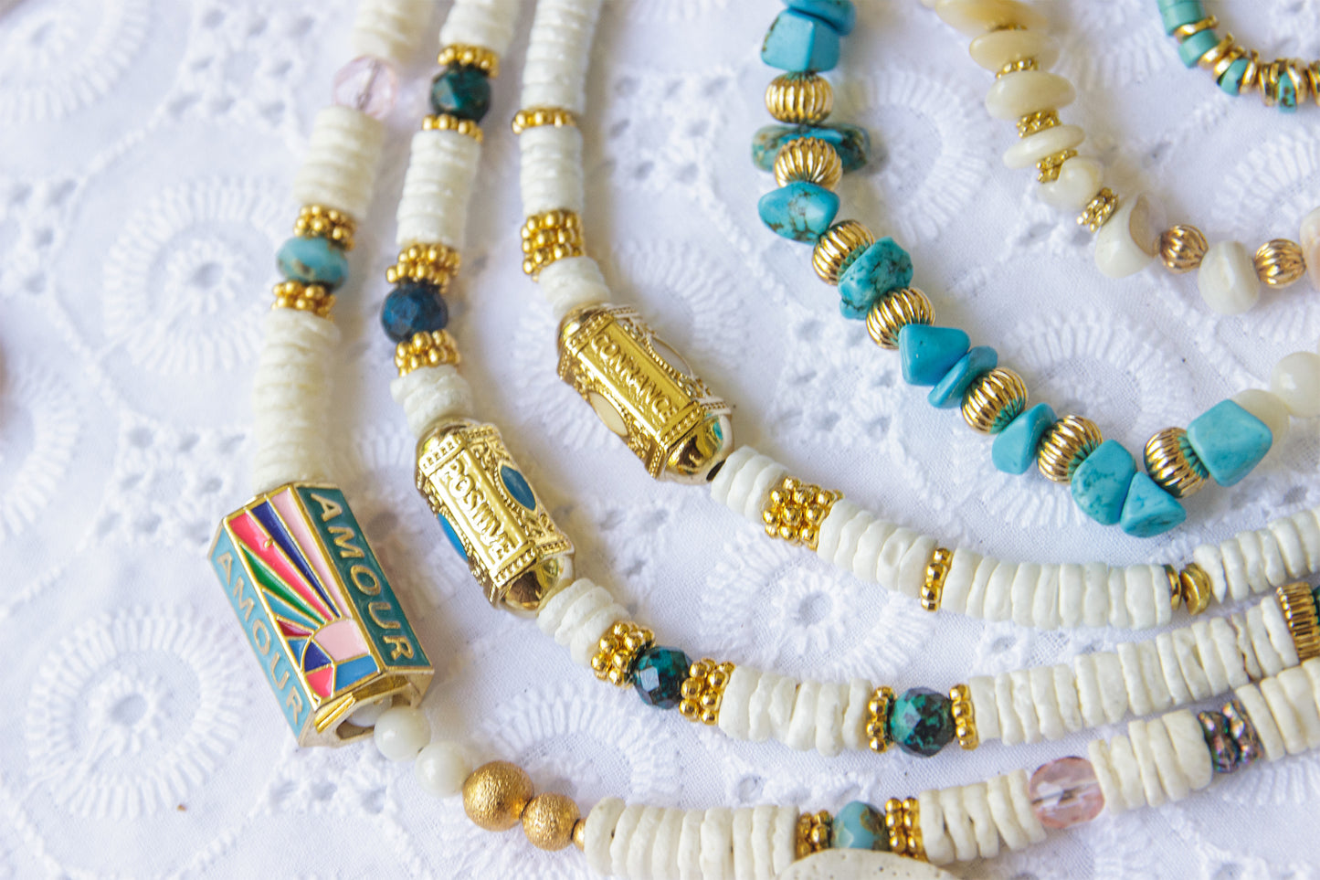 Collier talisman perles heishi coquillage et chrysocolle - caurisandco