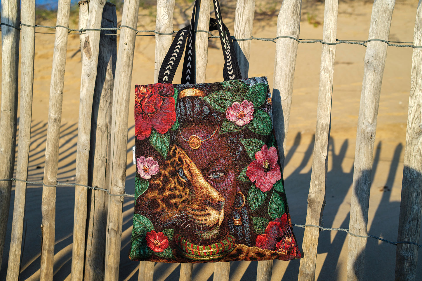 Sac tote bag lionne et visage feminin PIECE UNIQUE 47cm47cm - caurisandco