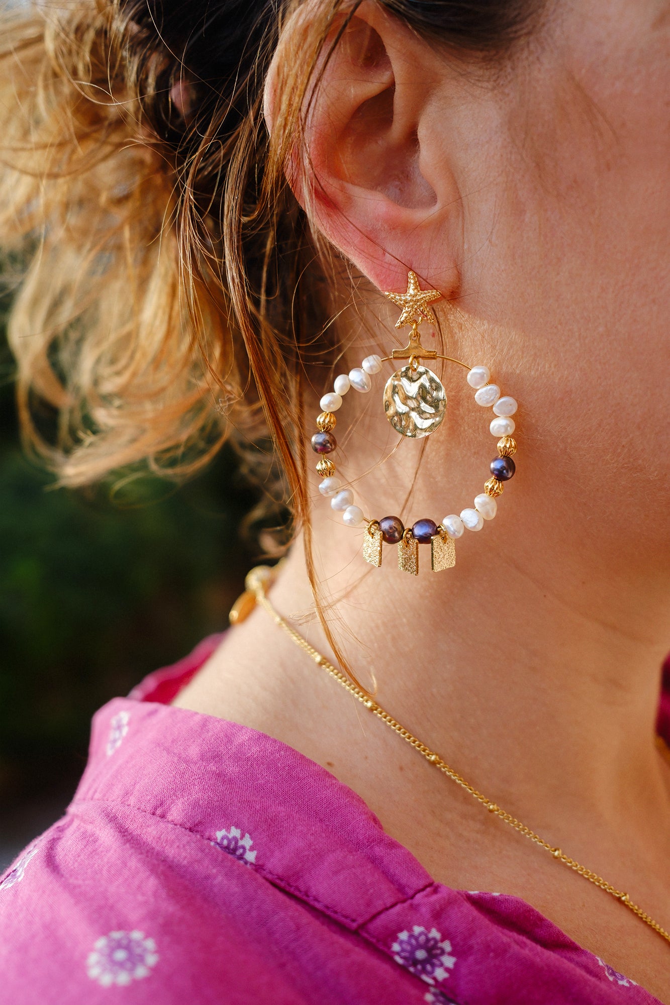 boucle d'oreille créole en nacre et sequins dorés caurisandco cauris and co