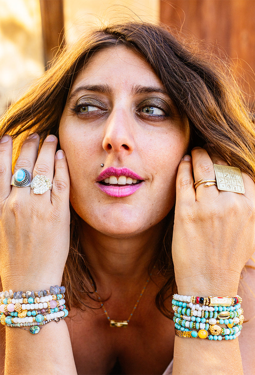 bracelet talisman à message "wild" et perles en nacre fait main - caurisandco
