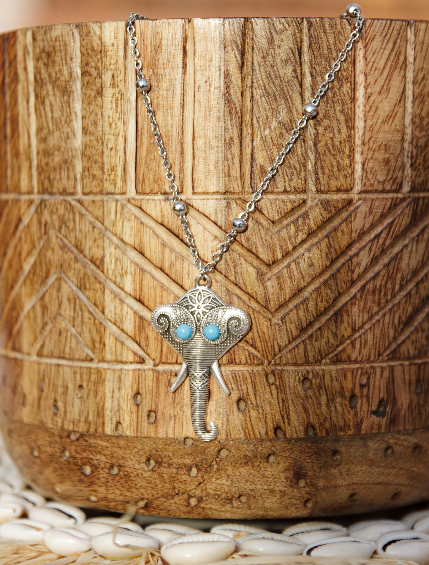 collier en acier inoxydable et pendentif elephant boheme avec oeil cabochon en turquoise caurisandco cauris and co