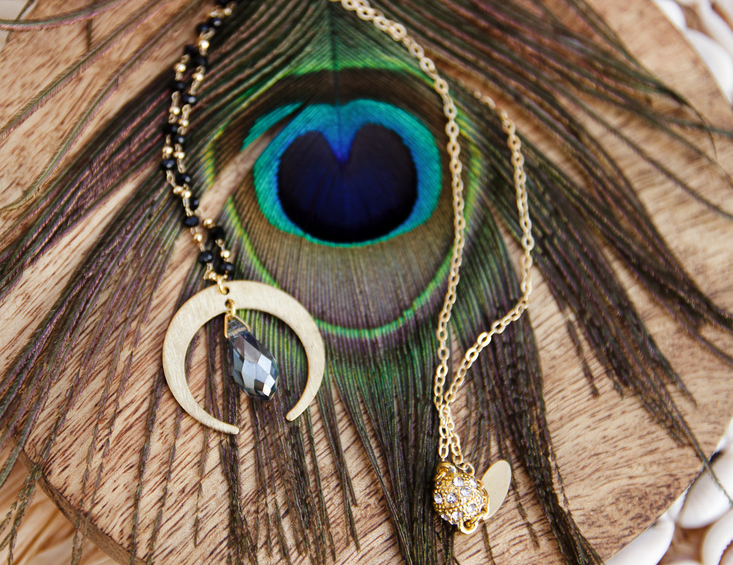 collier femme en acier inoxydable chaine rosaire et pendentif lune en laiton brut et goutte en cristal caurisandco cauris and co