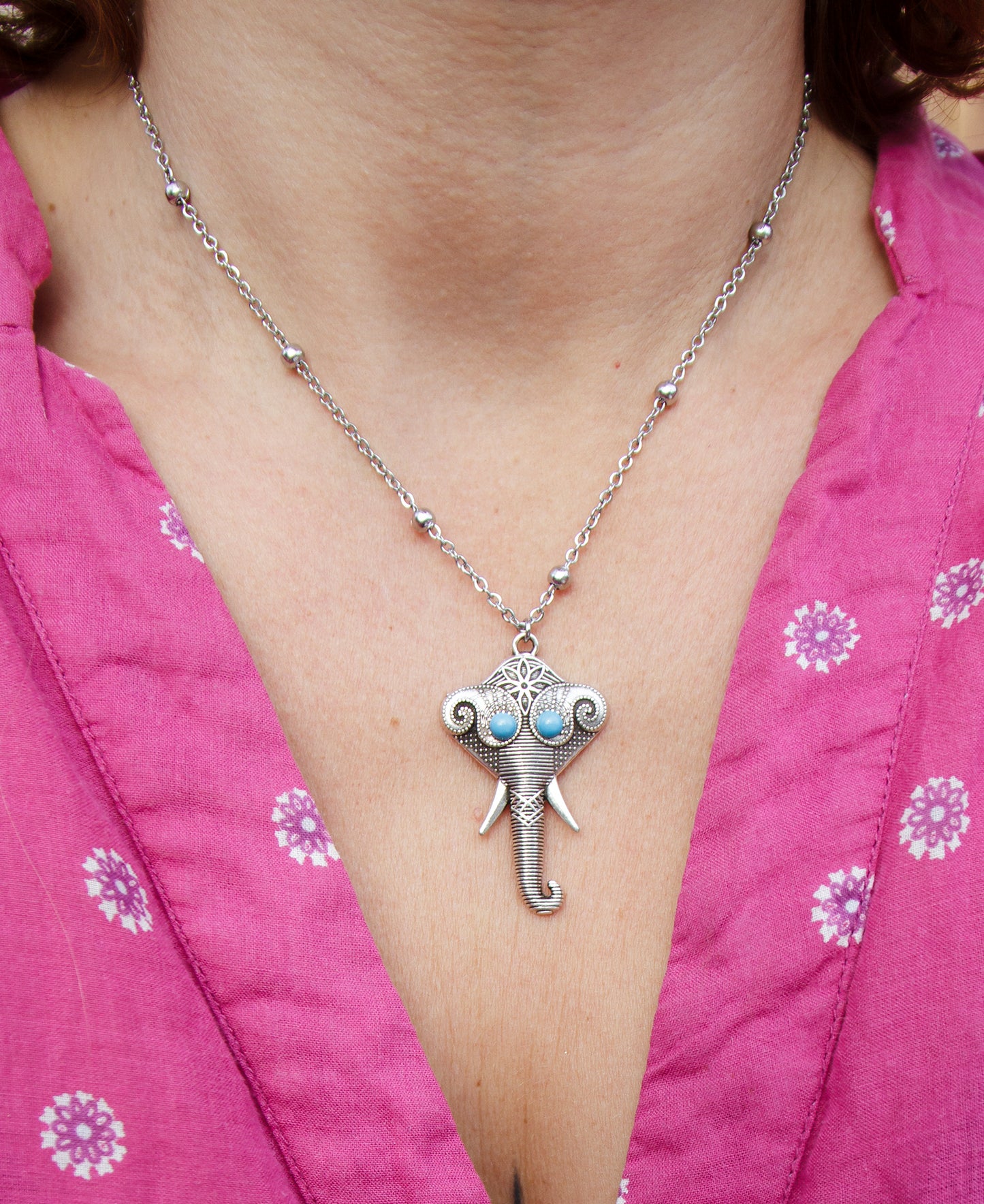 collier en acier inoxydable et pendentif elephant boheme avec oeil cabochon en turquoise caurisandco cauris and co