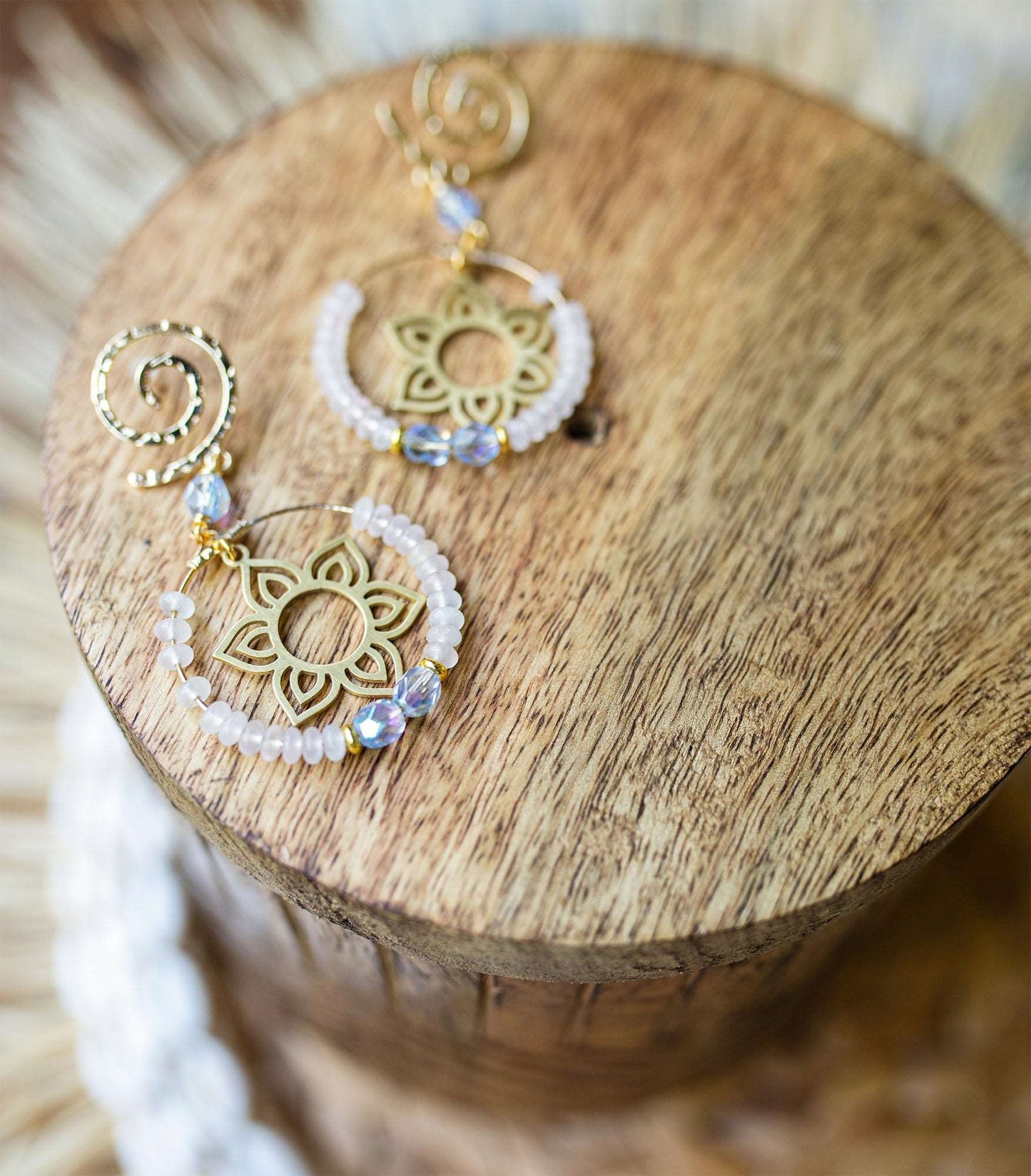 boucle d'oreille fleur de lotus et quartz rose caurisandco Cauris & Co - caurisandco