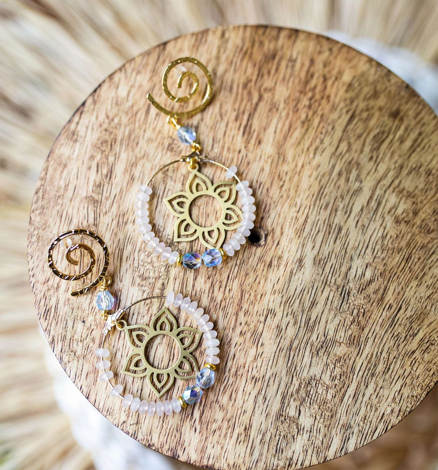 boucle d'oreille fleur de lotus et quartz rose caurisandco Cauris & Co - caurisandco