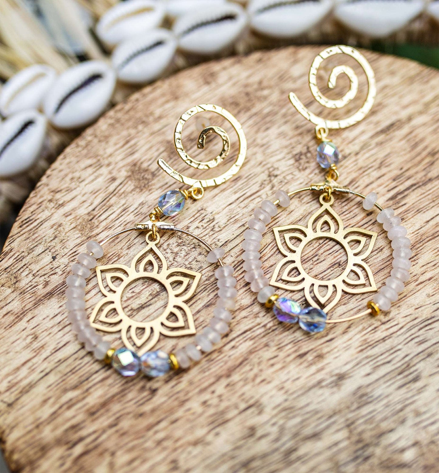 boucle d'oreille fleur de lotus et quartz rose caurisandco Cauris & Co - caurisandco