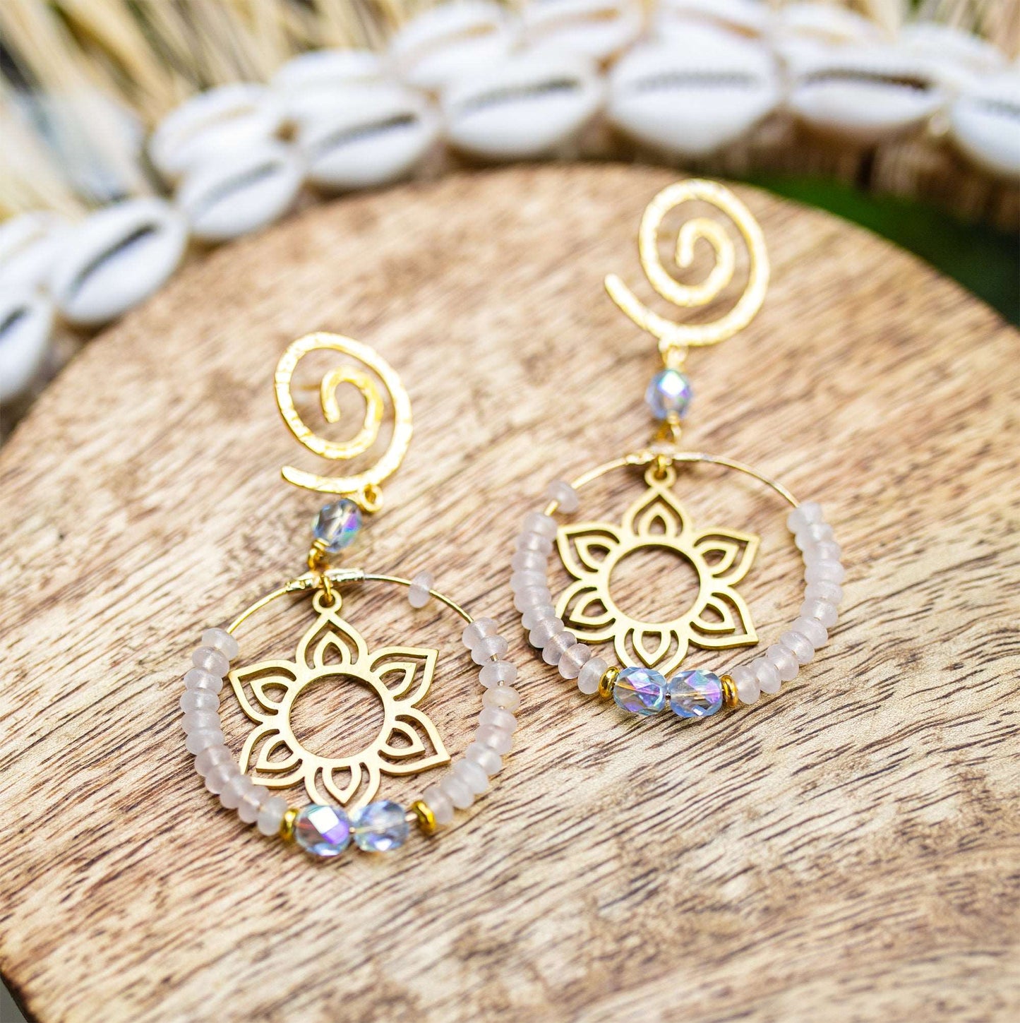 boucle d'oreille fleur de lotus et quartz rose caurisandco Cauris & Co - caurisandco