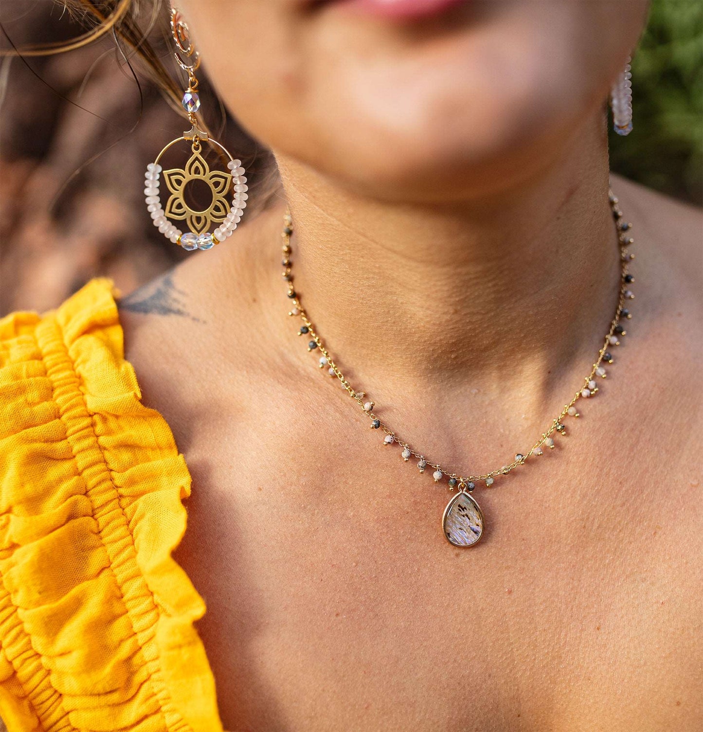 boucle d'oreille fleur de lotus et quartz rose caurisandco Cauris & Co - caurisandco