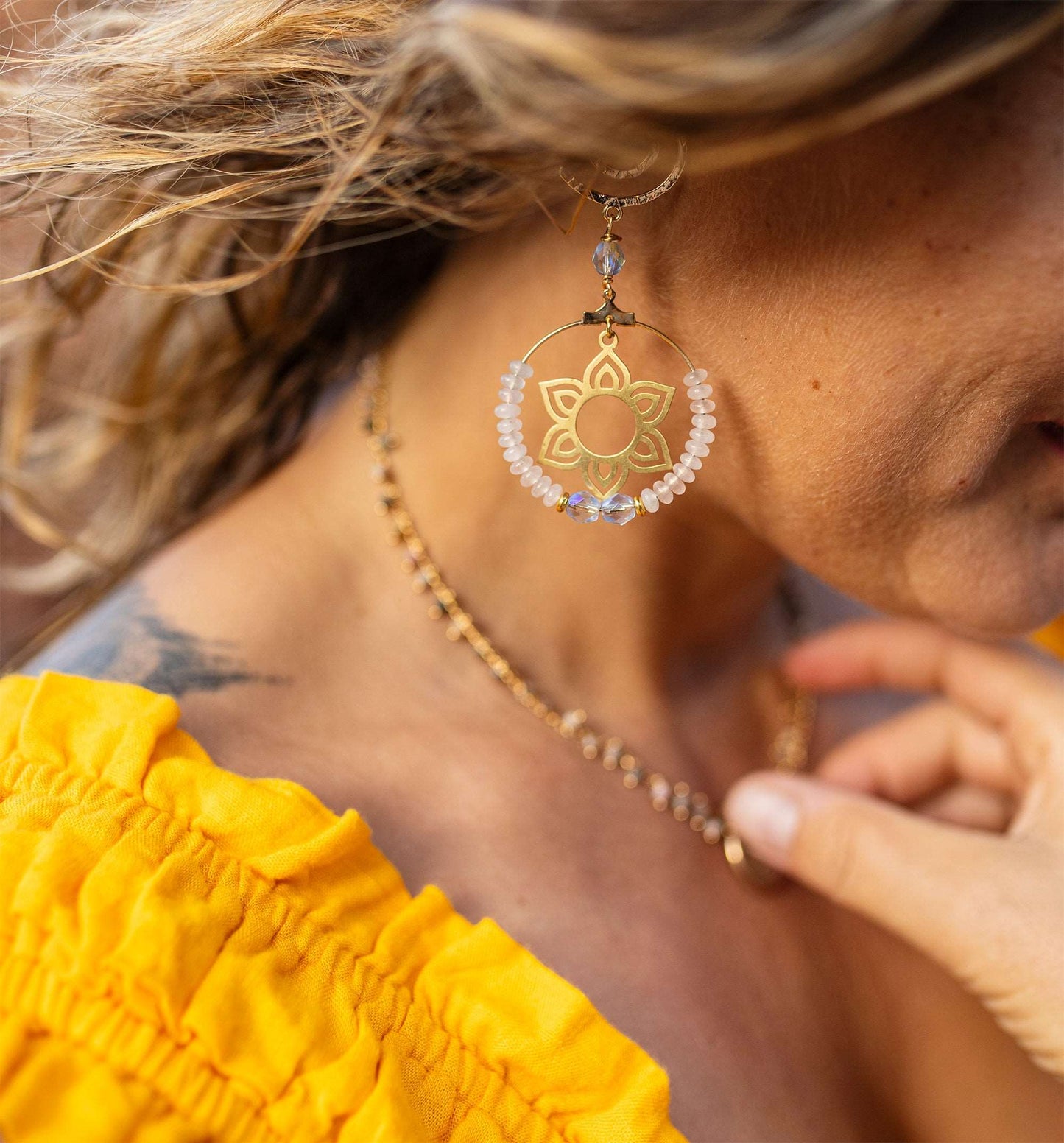 boucle d'oreille fleur de lotus et quartz rose caurisandco Cauris & Co - caurisandco