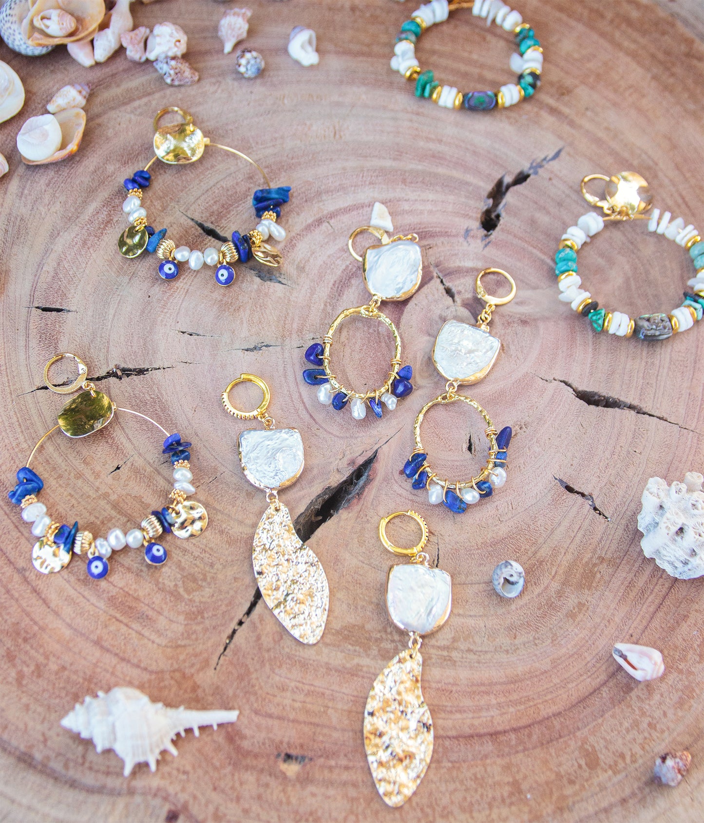 Boucle d'oreille pendante en nacre et lapis lazuli PIECE UNIQUE - caurisandco
