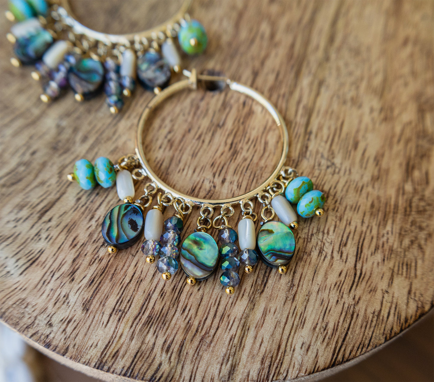 Créole en nacre abalone et perle en verre - caurisandco