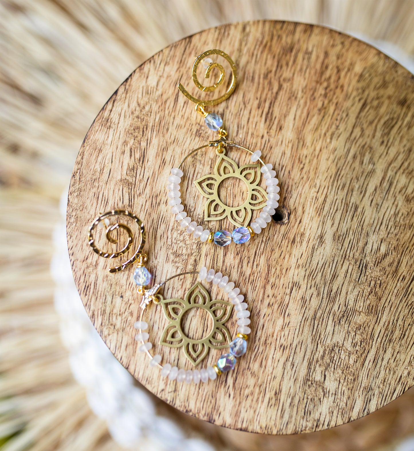 boucle d'oreille fleur de lotus et quartz rose caurisandco Cauris & Co - caurisandco