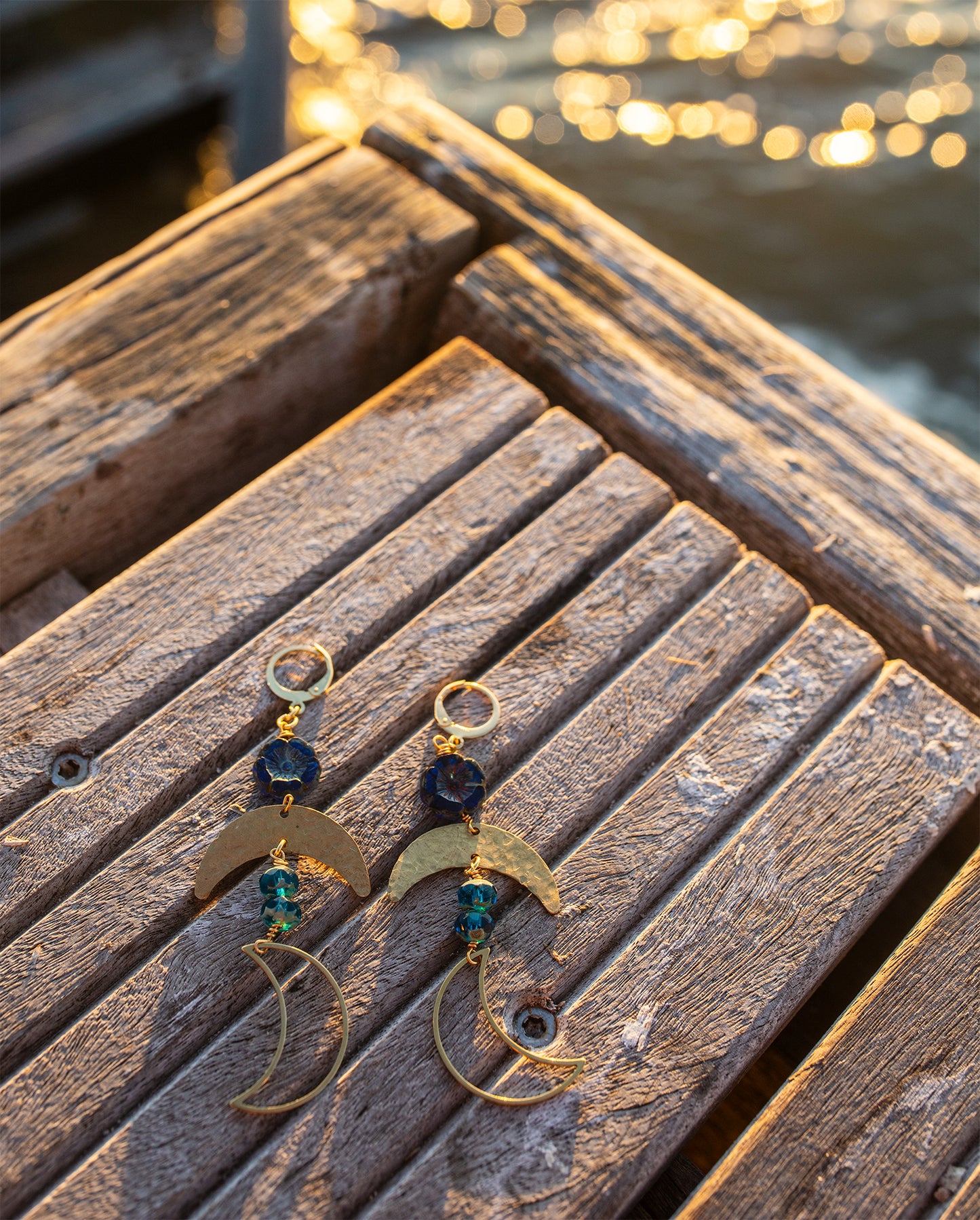 boucle d'oreille lune et fleur atypique faite main - caurisandco