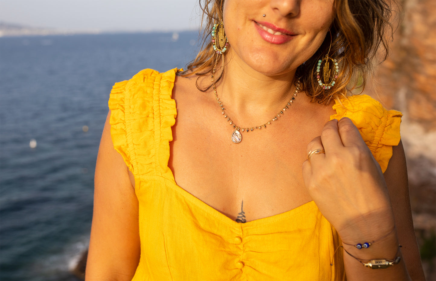 boucle d'oreille talisman main et perles faite main - caurisandco